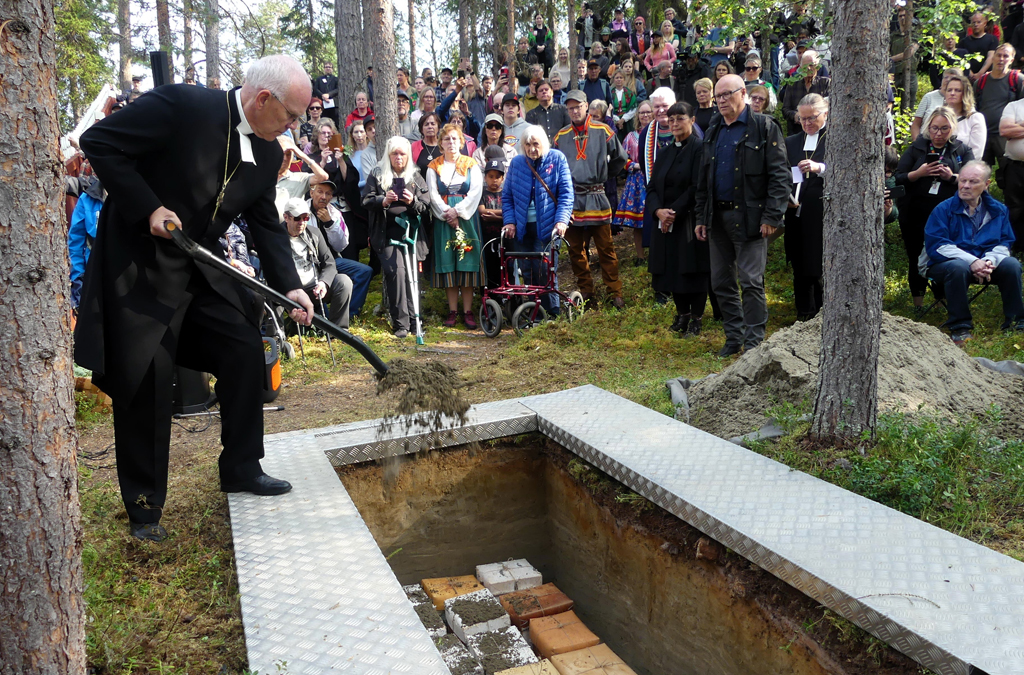 Ärkebiskop Martin Modéus var en av de som lade ner jord på näveraskarna. Foto: Mikael Stjernberg