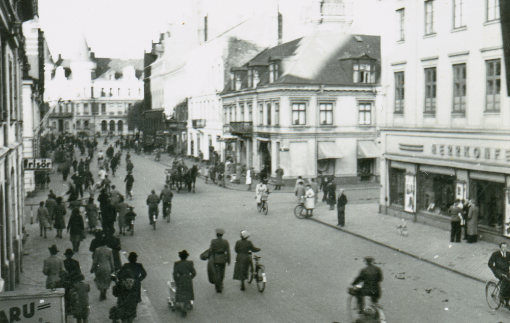 Danska flyktingar på väg till Rådhuset i Landskrona 1943