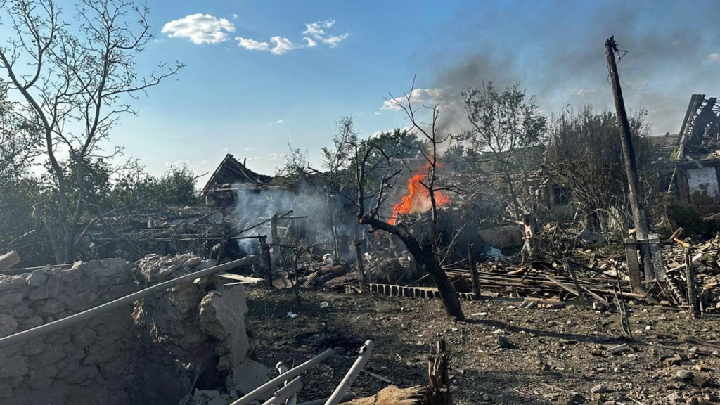 Gammalsvenskby brinner efter en rysk bombning. Foto: Föreningen Svenskbyborna.