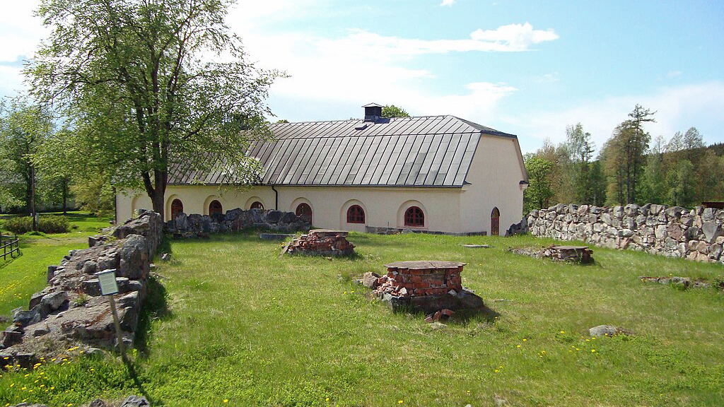 Gudsberga klosterruin med Klosters bruksmuseum i bakgrunden. Foto: Calle Eklund (CC BY-SA 3.0)