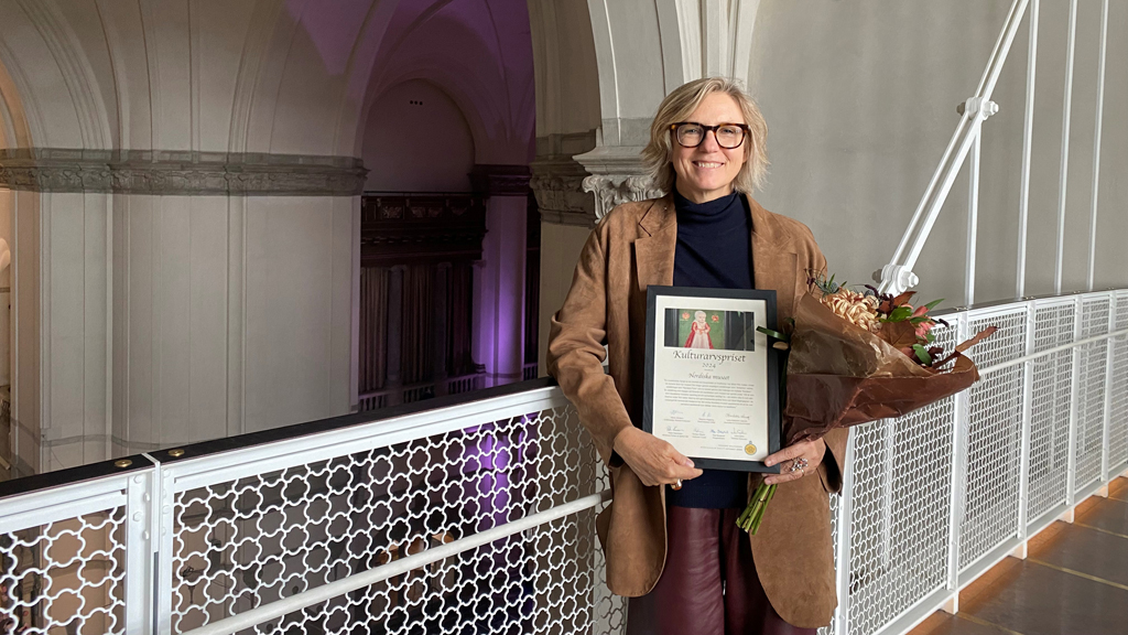 Nordiska museets styresman Sanne Houby-Nielsen med Kulturarvsprisets diplom. Foto: Nordiska museet