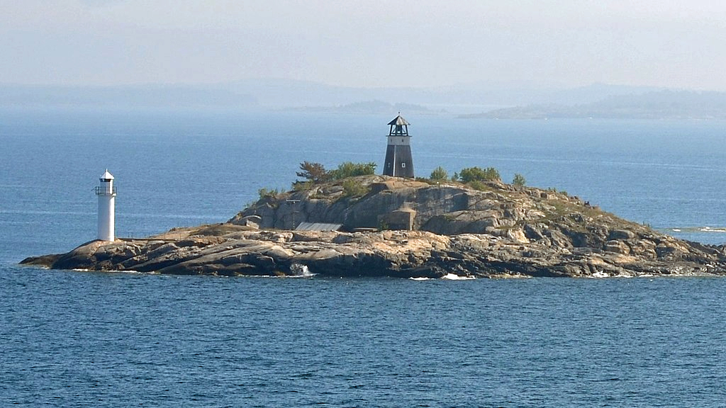 Fyren och klocktornet på Måsknuv i Stockholms skärgård. Foto: Esquilo (CC-BY-SA-3.0)