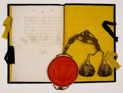 1809 års regeringsform. Karl XIII:s namnunderskrift och sigill i silverkupa med guld- och silversnören
