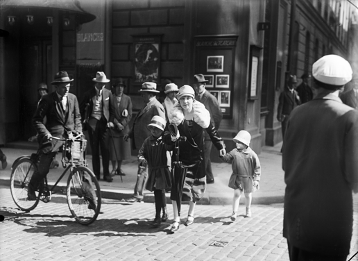 Folkliv på Hamngatan utanför Blanchs Café. Foto: Theodor Modin, 1918-1925.