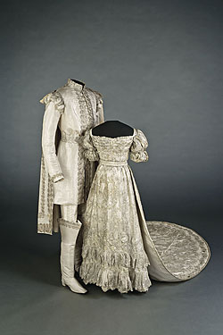 Kronprins Oscars och Josefinas silverskimrande bröllopskläder, från vigseln i Storkyrkan den 19 juni 1823. Foto: Matti Östling/Livrustkammaren