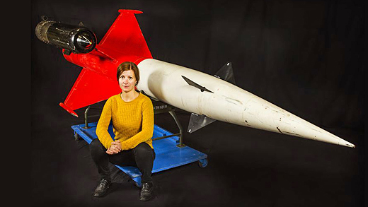 Robot 322 och utställningsproducent Matilda Bengtsson. Foto: Flygvapenmuseum