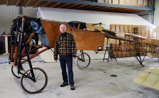 Mikael Carlson framför museets flygplan Thulin A