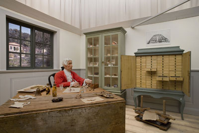 Carl von Linné vid sitt skrivbord i Uppsala. Interiör från utställningen