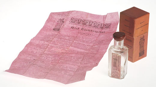 Glasflaska från omkring 1880 innehållande en substans kallad ”röd elektricitet”. Foto: Kulturen