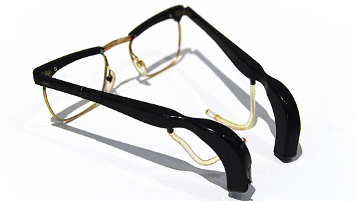 Ett par s.k. hörglasögon från 1969. Foto: Viveca Ohlsson/Kulturen
