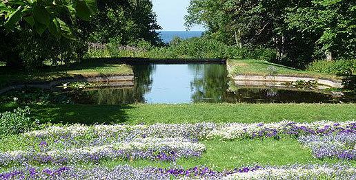 Norrvikens trädgårdar - nordtyska planteringen, dammen, och i bakgrunden havet. Källa: Wikimedia Commons
