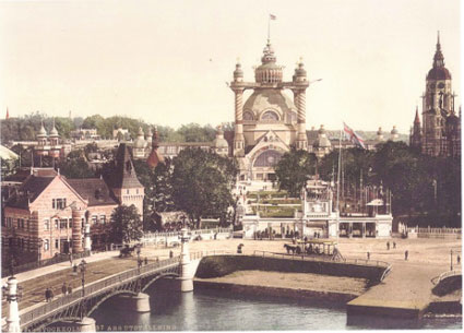 Vykort från 1897. Utsikt från Strandvägen över entrén till utställningsområdet