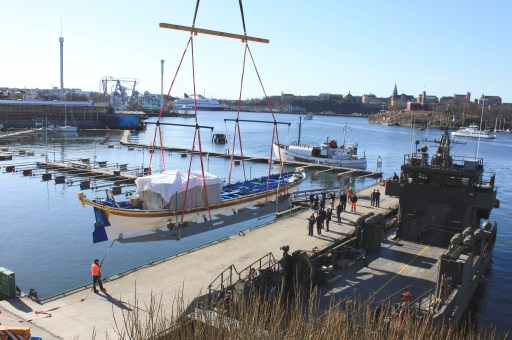 Kungaslupen Vasaorden lyfts ur Sjöhistoriska museets Båthall 2 på Galärvarvet för färd till Muskö på transportbåten Loke