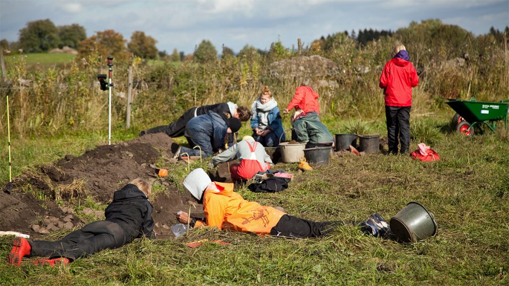 Studentgrupp vid utgrävning av boplats Karleby. Foto: Cecilia Köljing
