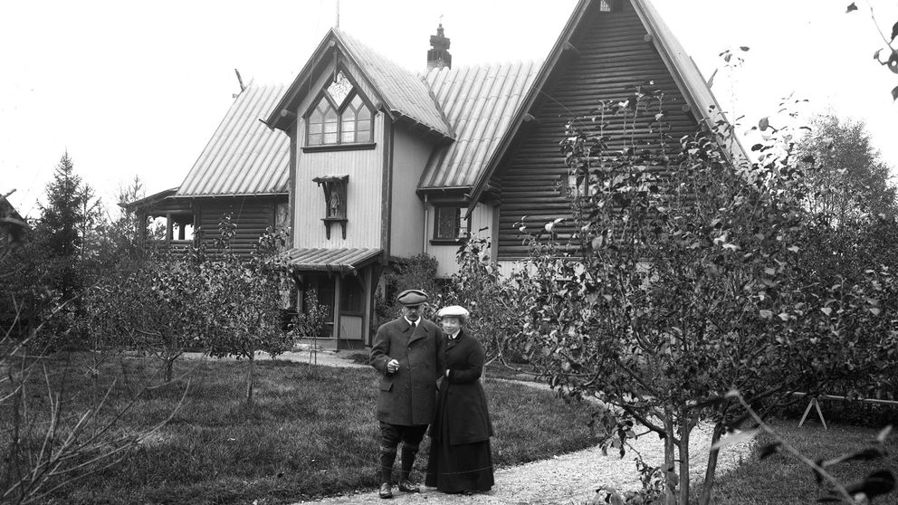 Anders och Emma Zorn framför Zorngården. Foto från Zornmuseets samlingar