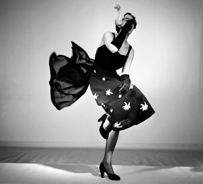 Exempel på modefotografi ur Nordiska museets samlingar. Studiofoto från 1950 där en livligt poserande modell visar klänning från varuhuset MEA. Foto: Sten Didrik Bellander/Nordiska museet