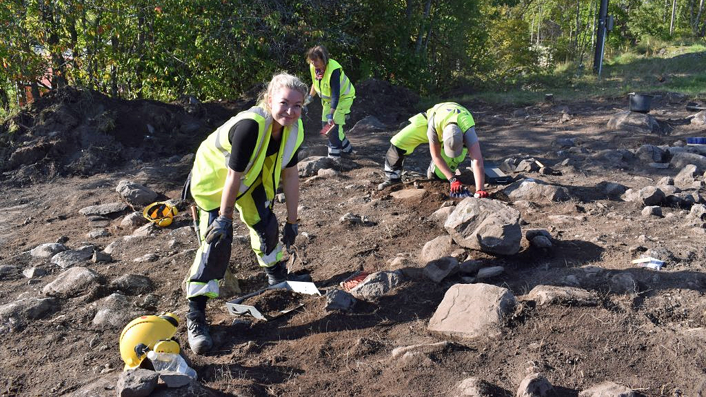 Arkeologer på utgrävningen i Sigtuna. Foto: Arkeologerna/Statens historiska museer