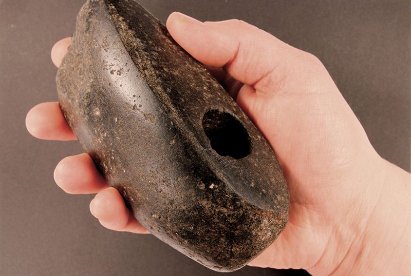 En skafthålsyxa från yngre stenålder funnen vid husrannsakan i Norge. Yxan är såld från Sverige, men dess bakgrund är okänd. Foto: Anne Skogsfjord/Kulturhistorisk Museum