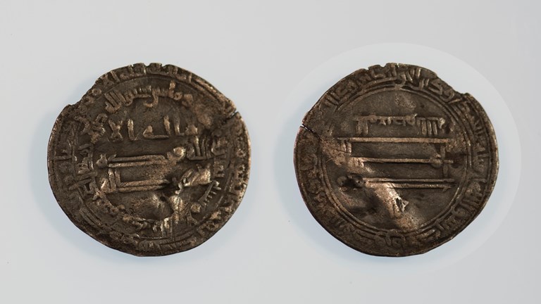 Arabiskt mynt hittat i Hejdeby. Foto: Johan Norderäng/Gotlands Museum