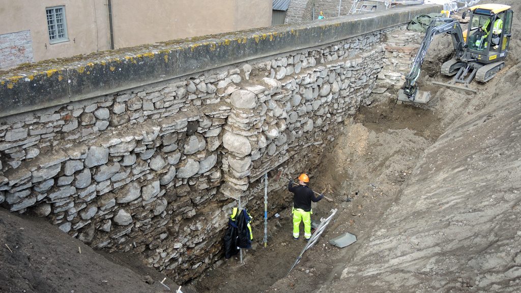 Utgrävning vid Kalmar slotts norra mur. Foto: Arkeologerna