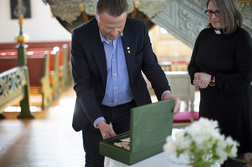Bodens kommunalråd Inge Andersson öppnar skrinet i Arjeplogs kyrka. Foto: Fredrik Åström/Bodens kommun