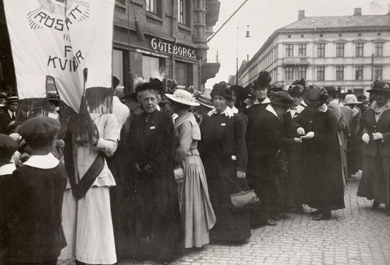 Ett demonstrationståg för kvinnorösträtten i Göteborg 1918. Ur Nordiska museets samlingar