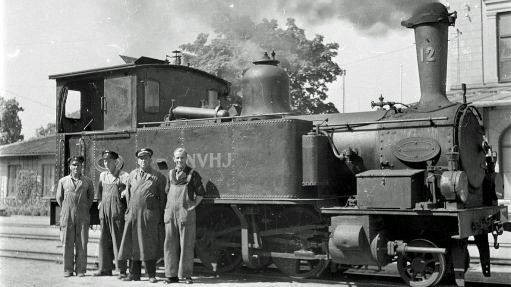 Personal framför ångloket NVHJ 12 vid stationen i Västervik, 1949. Foto: Birger Ekelid