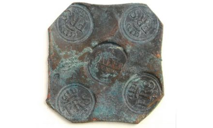 Hittade plåtmynt från 1700-talet – får 100 000 kronor