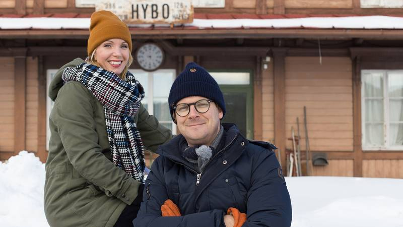 Programledarna Erika Åberg och Rickard Thunér i "Det sitter i väggarna". Foto: SVT