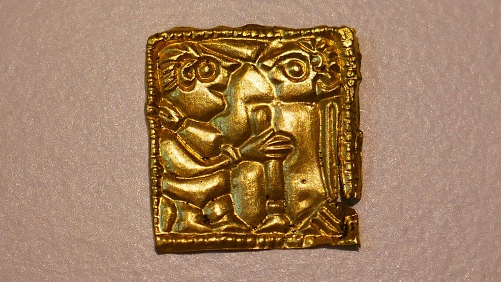 En av de nyfunna guldgubbarna från Västra Vång. Foto: Blekinge museum