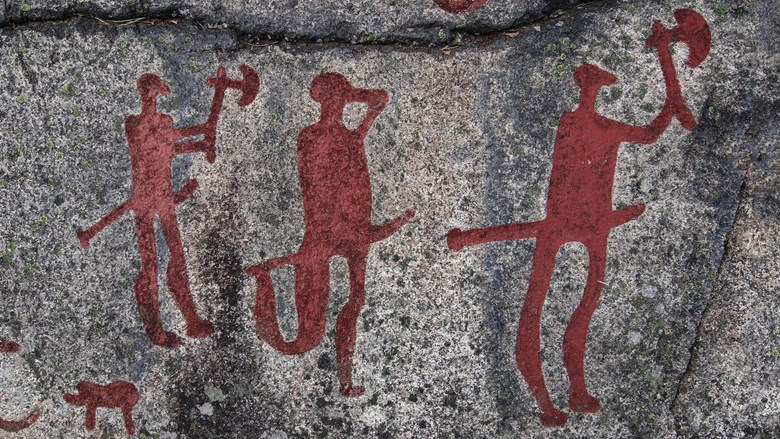 Beväpnade män på hällristning från bronsåldern. Foto: Västarvet