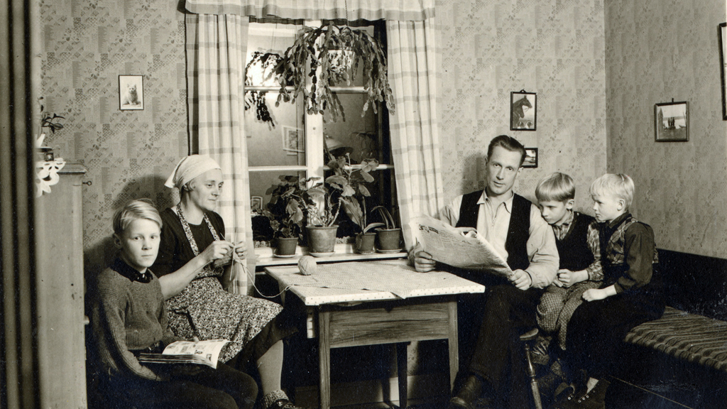 Tusentals skolbarn deltog i insamlingen som ägde rum 1942. En av dem var Torbjörn, här med sin familj i Jämtland. Foto ur Nordiska museets samlingar