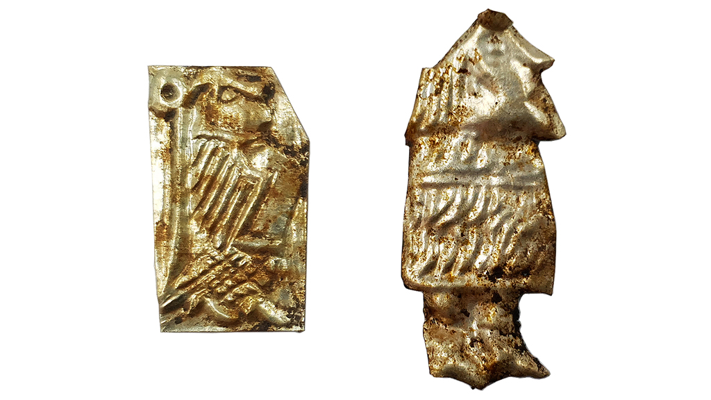 Två av de guldbleck, även kallade guldgubbar, som har hittats i Ströja. Foto: Arkeologikonsult