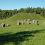 Gravfältet Anundshög plundrat