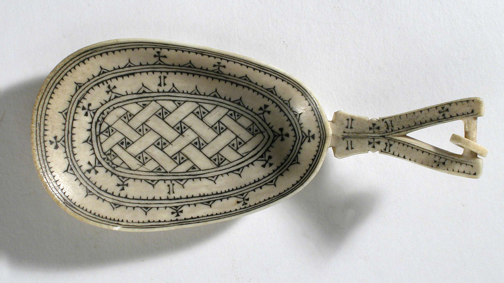 Dekorerad sked i älghorn från Nordiska museets samiska samlingar. Foto: Nordiska museet