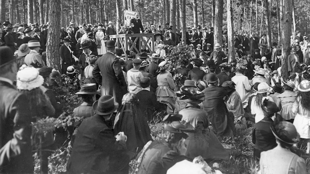 Föreningen för kvinnans politiska rösträtt håller möte i Strängnäs 1916. Okänd fotograf