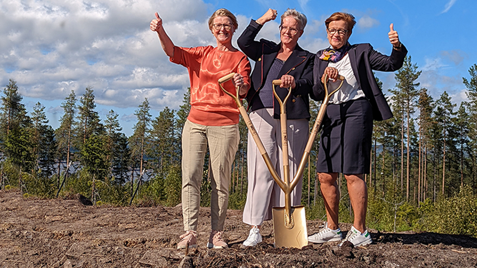 Gemensamt spadtag av Åsa Hedenberg (Specialfastigheter), Karin Åström Iko (Riksarkivet) och Katrin Westling Palm (Skatteverket). Foto: Åke Johansson.