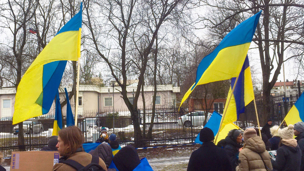 Fredsdemonstration utanför ryska ambassaden i Stockholm 24 februari 2022. Foto: Nordiska museet