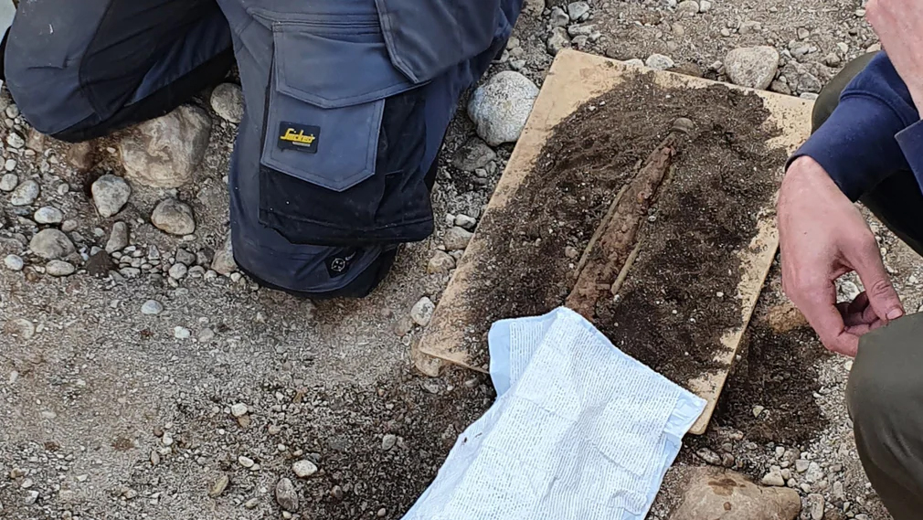 Delar av svärdskidan i trä fanns också bevarad och hittades under utgrävningarna. Foto: Gustav Randér