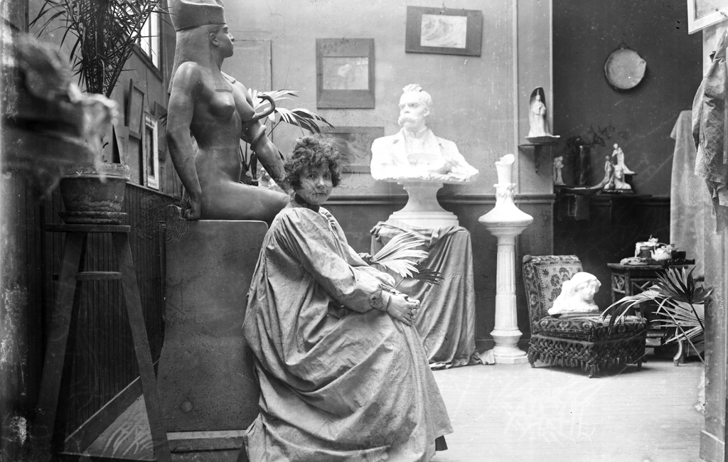 Agnes de Frumerie i sin ateljé i Paris. Foto: Gustav Simon Ander. Ur Vänermuseets samlingar