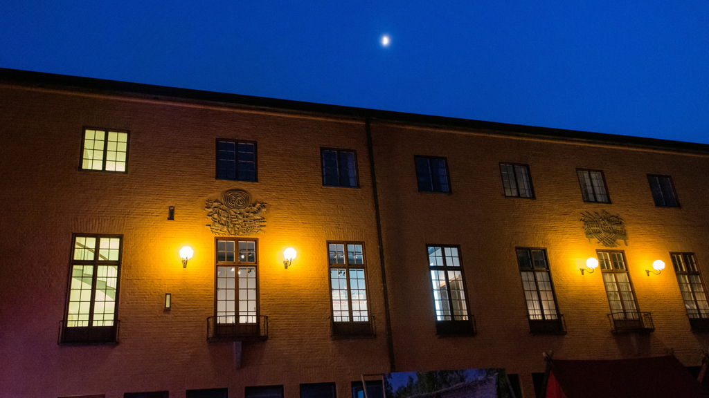 Måne över Stora gården på Historiska museet. Foto: Katarina Nimmervoll