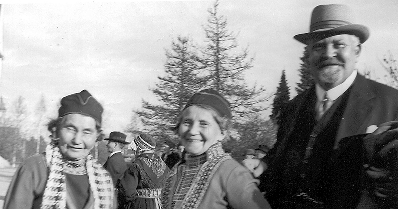 Karl Tirén tillsammans med Maria Persson och Greta Persson på vintermarknad på  1940-talet. Foto från familjen Tirén