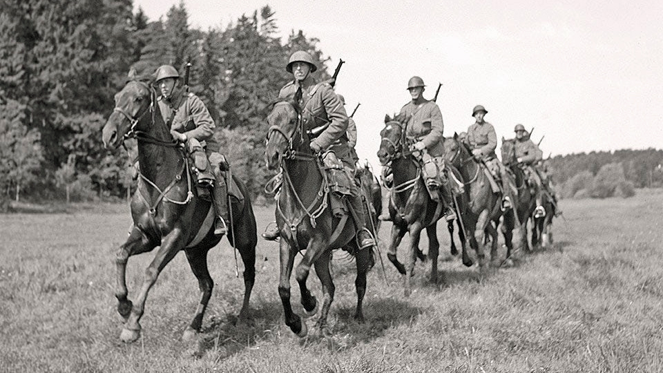 Svenska kavallerister i juni 1940. Foto från Sjöberg Bildbyrå