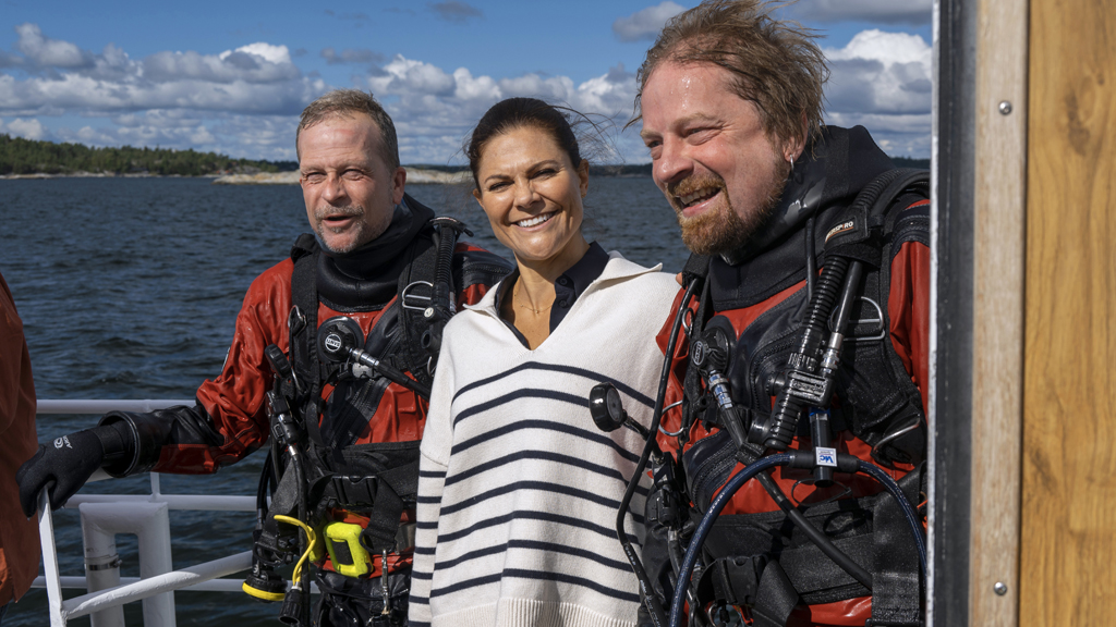 Kronprinsessan Victoria tillsammans med marinarkeologerna Patrik Höglund och Jim Hansson. Foto: Anders Näsberg/Vrak