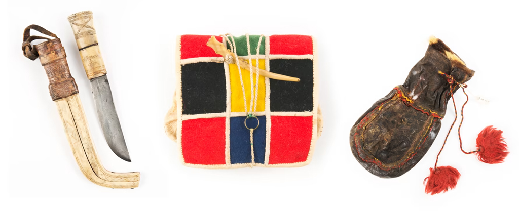 Kniv, tobakspung och kaffepåse ur den överlämnade samlingen. Foto: Statens museer för världskultur