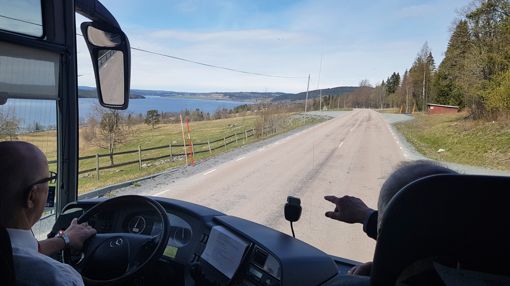 Projektgruppen för Sankt Olavs väg passerar Alsensjön i Jämtland. Foto: Helene Ersson