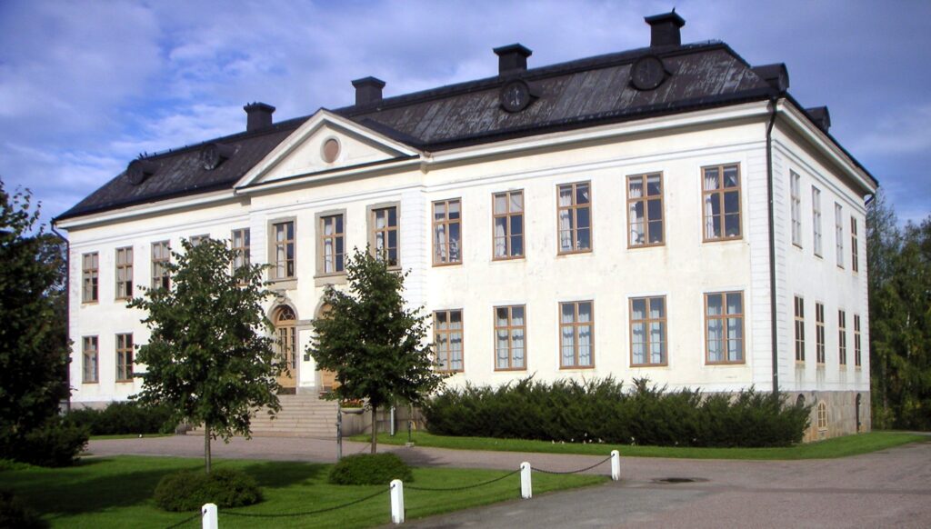 Skinnskattebergs herrgård. Foto: Zejo (Wikimedia Commons Public Domain)