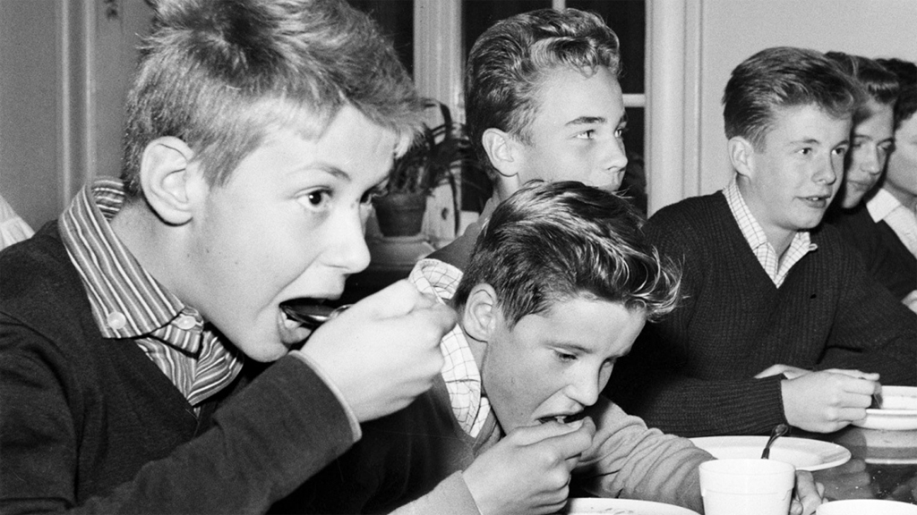 Elever äter lunch i en skolmatsal i Klara folkskola 1959. Foto: Ragnhild Haarstad. Ur Stockholms stadsmuseums samlingar