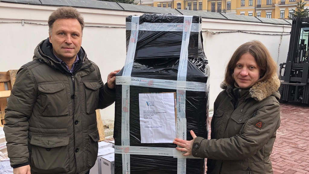 Museichef Ihov Posjyvajlo och en kollega på Maidan-museets i Kiev tar emot utrustningen från Sverige.