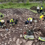 Arkeologer gräver ut öländsk fornborg